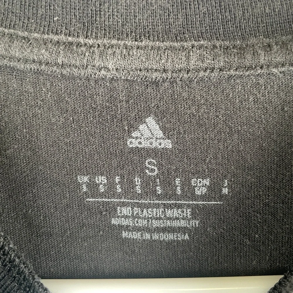 Adidas Undeniable Mens Black Short Sleeve T-Shirt Embroidered Sneaker Graphic S